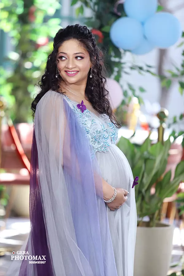 Maternity shoot photographer in Delhi