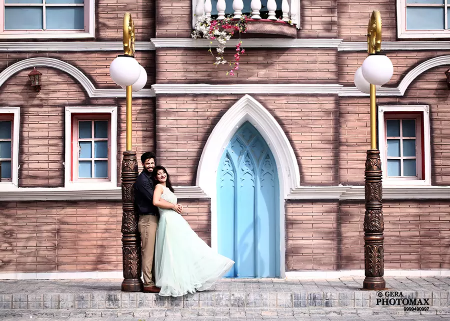 Outdoor pre-wedding photographer in Delhi