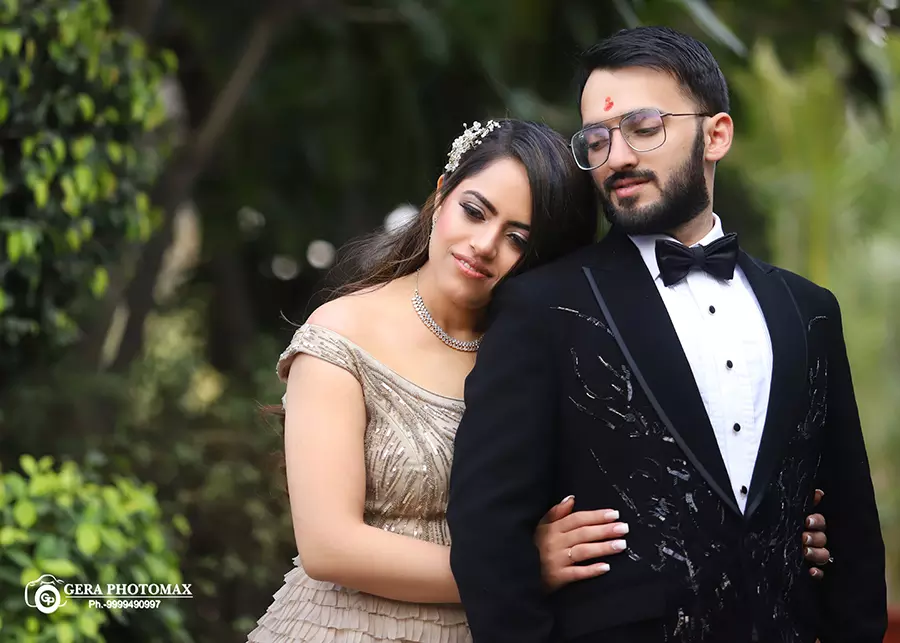 Romantic couple shoot photographer in Delhi